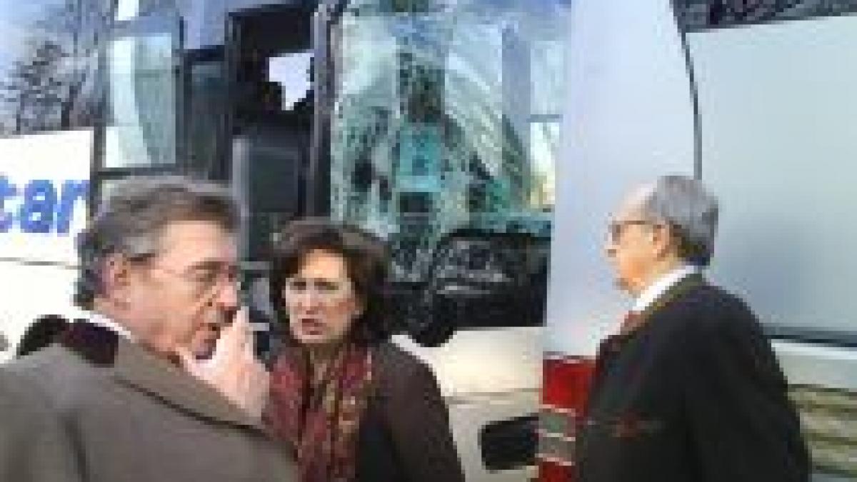 doua autocare cu invitati ai regelui mihai s au ciocnit in capitala foto