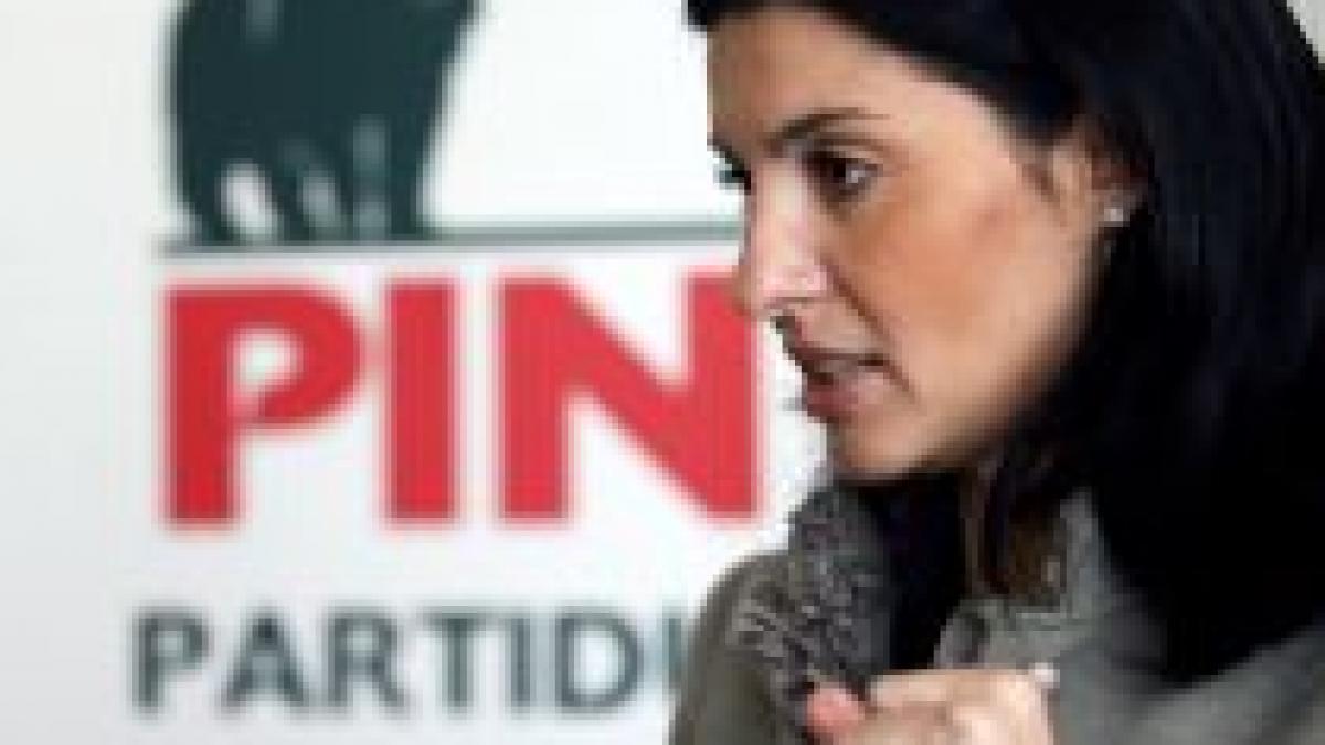 lavinia sandru sfatuita de rovana plumb sa urmeze exemplul independentei elenei basescu