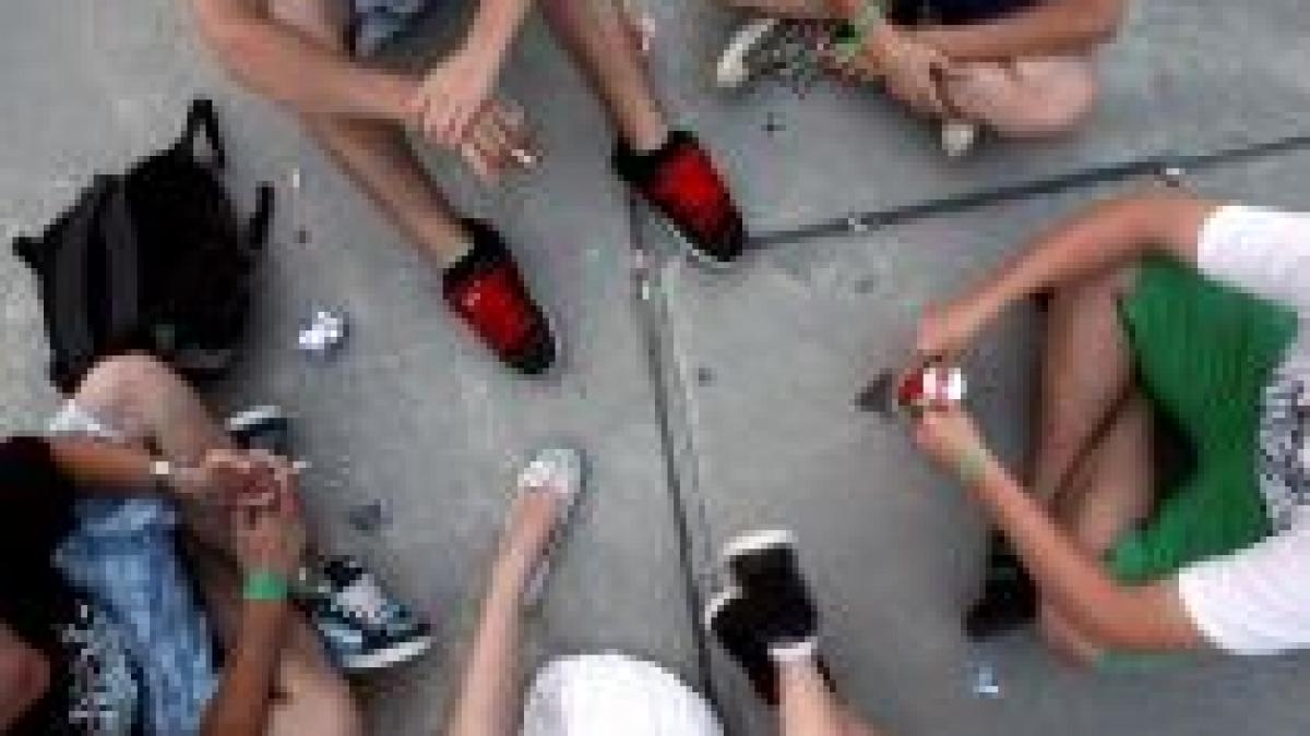 studiu tinerii romani se drogheaza mai putin decat colegii lor din ue prefera alcoolul si tutunul