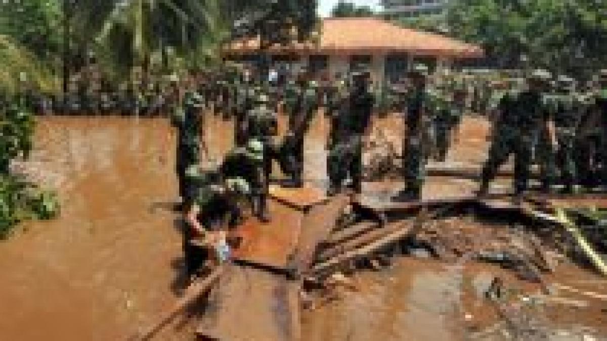 77 de indonezieni au murit dupa ruperea unui dig in apropiere de jakarta