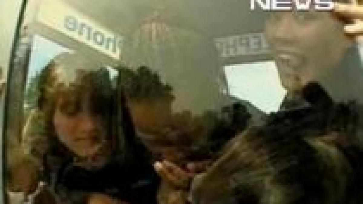 cati studenti incap intr o cabina telefonica video