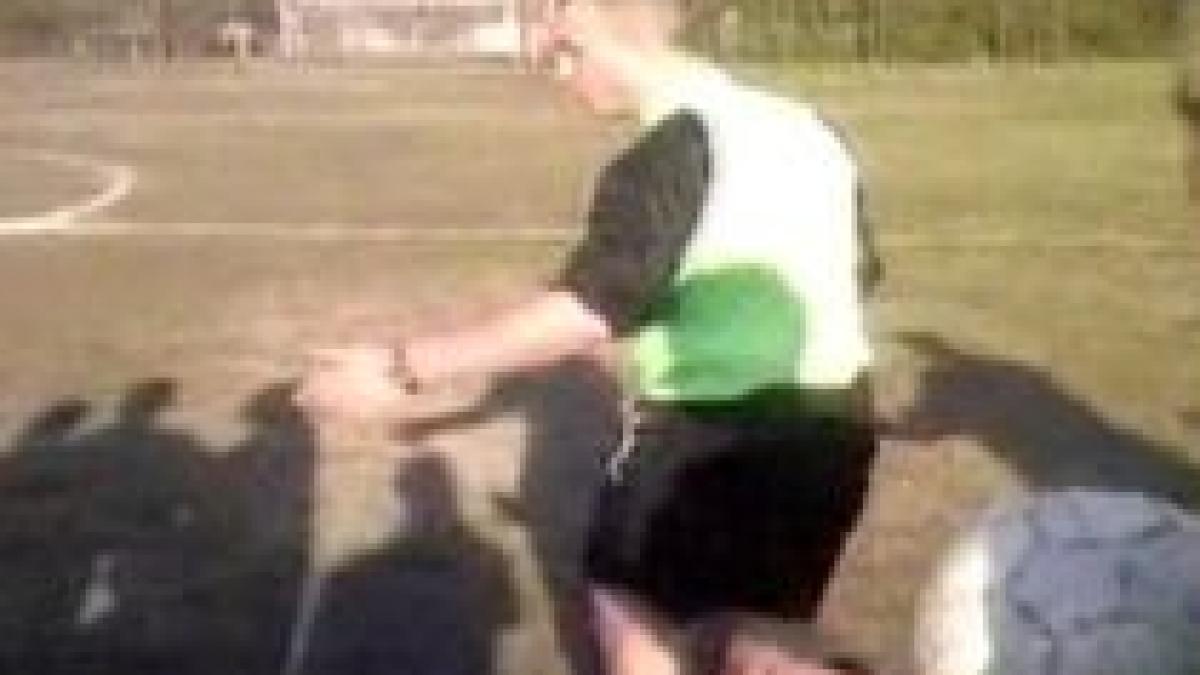 cu arma in loc de fluier un arbitru din divizia d a intrat pe teren cu pistolul video