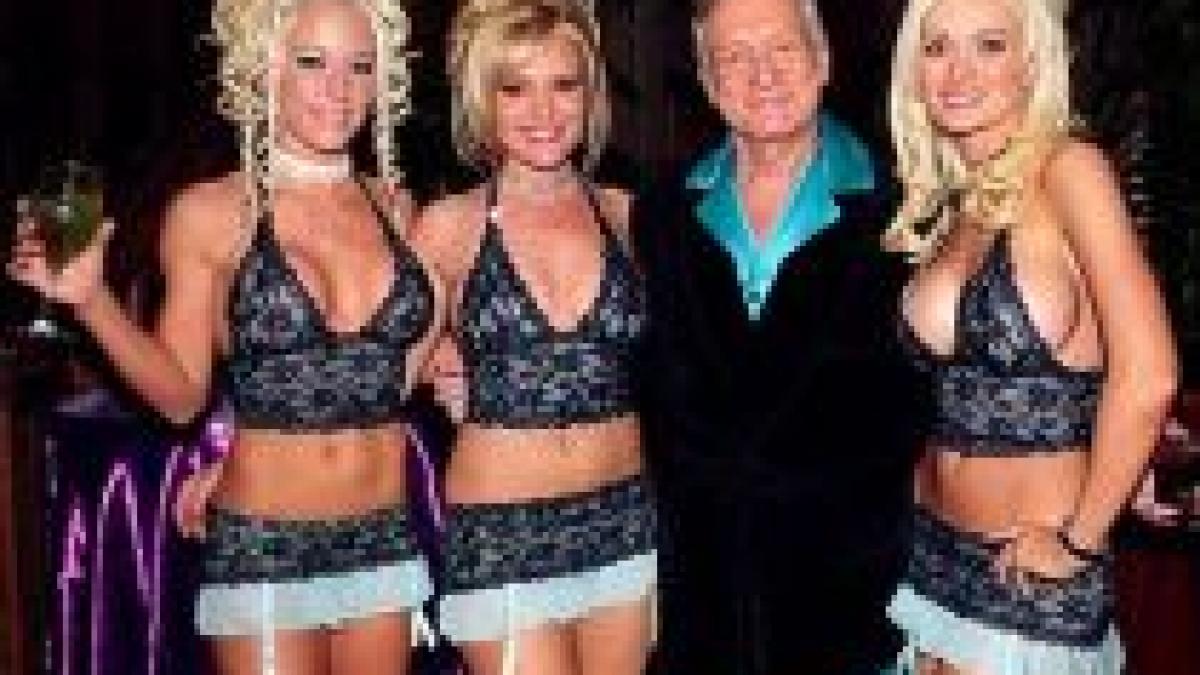 hugh hefner scoate la vanzare casa de langa playboy mansion pentru 28 milioane de dolari