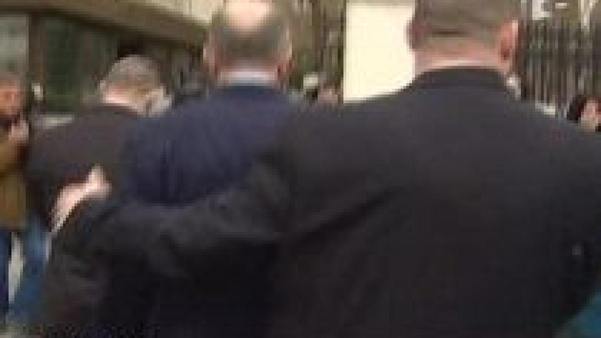 puiu popoviciu a venit la tribunal ca o vedeta flancat de trei garzi de corp