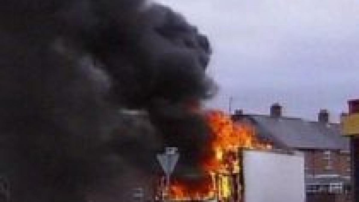 irlanda de nord radicalii catolici au provocat haos pe strazile din belfast