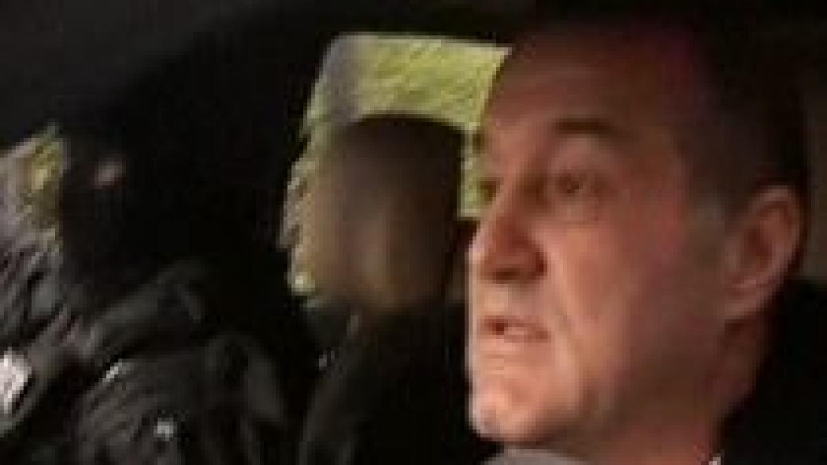 cine conduce pe cine la politie gigi becali escortat de patru dube si un mascat video