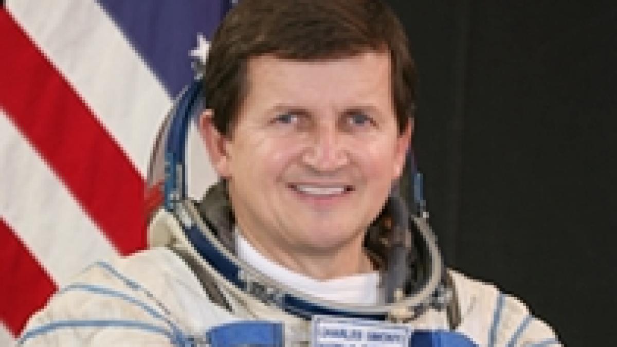 naveta soyuz care l a avut la bord pe turistul spatial charles simonyi a revenit pe pamant