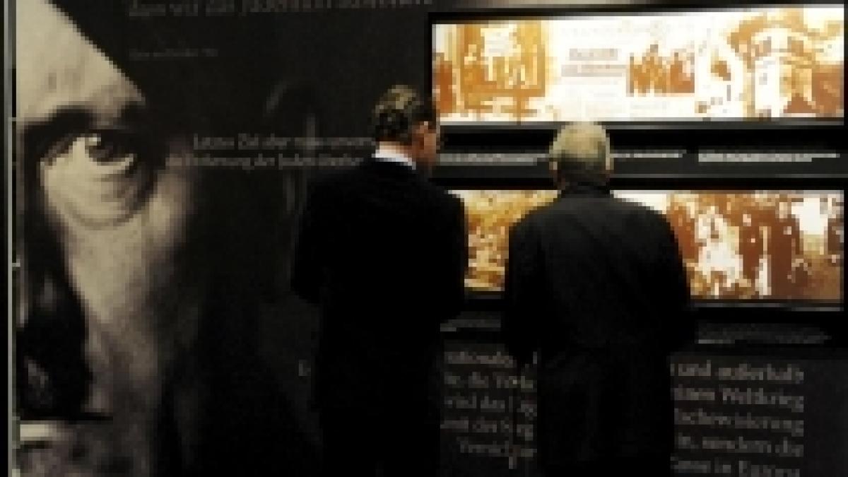 o fotografie uriasa a lui adolf hitler afisata pe un panou de publicitate din centrul sofiei