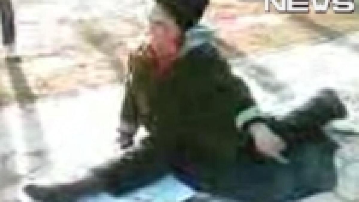 gimnasta la varsta senectutii o batrana face spagatul in plina strada video