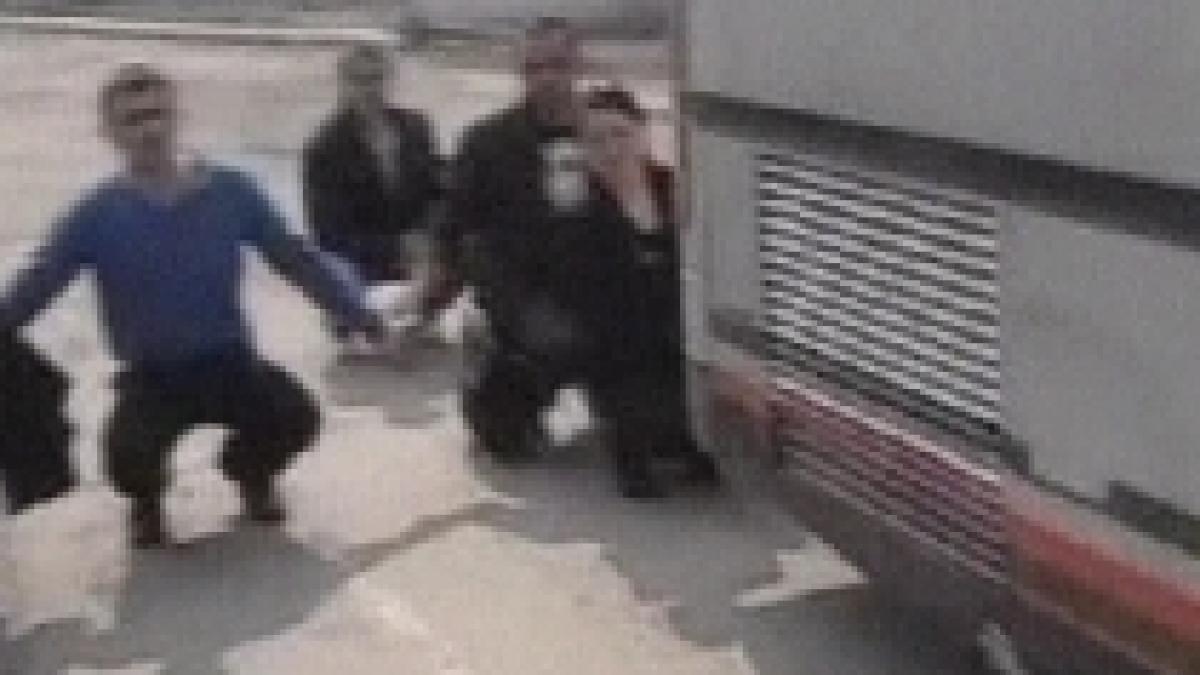 un autocar cluj chisinau a fost oprit la straseni iar studentii basarabeni amenintati