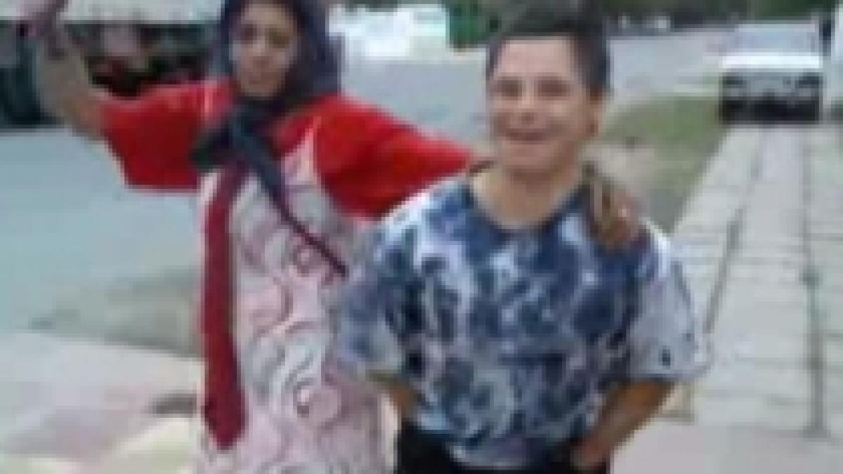 un cuplu perfect danseaza de mama focului in fata casei video