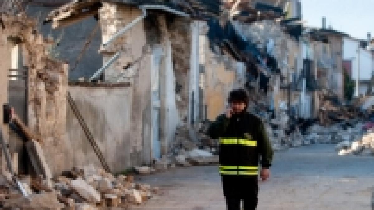 italia romanii retinuti pentru furt din casele afectate de curemur au fost achitati