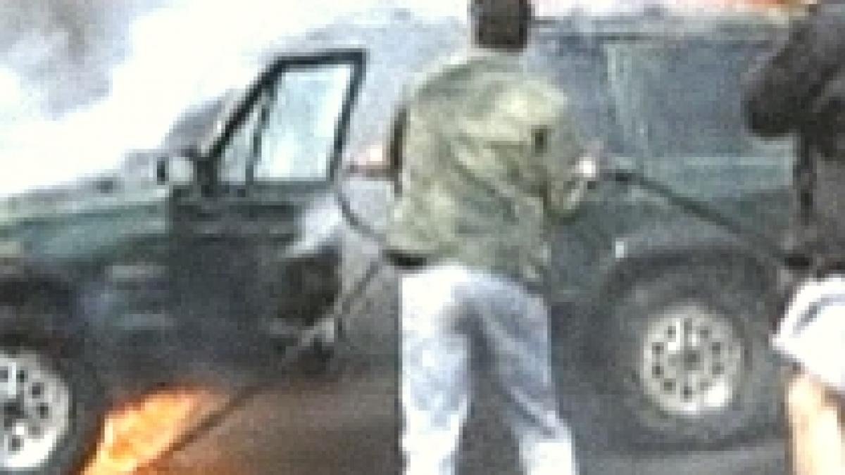 autoturism de teren cuprins de flacari langa un parc din bucuresti video