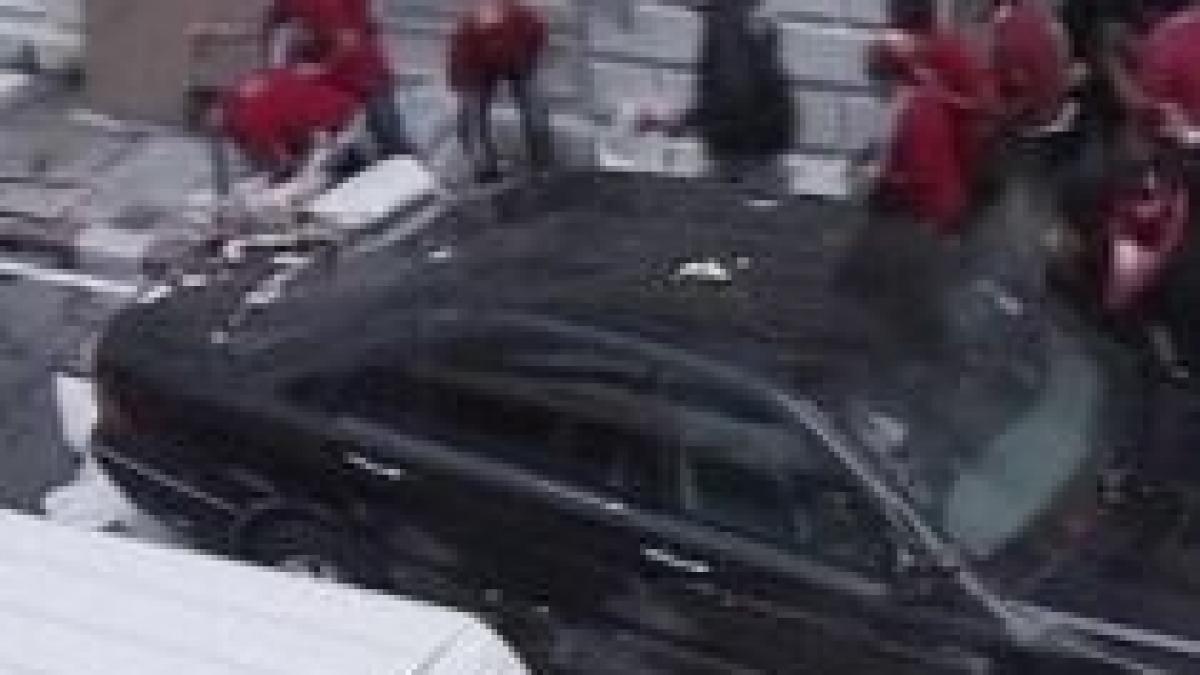 stare de urgenta in tailanda masinile oficiale au fost atacate cu pietre