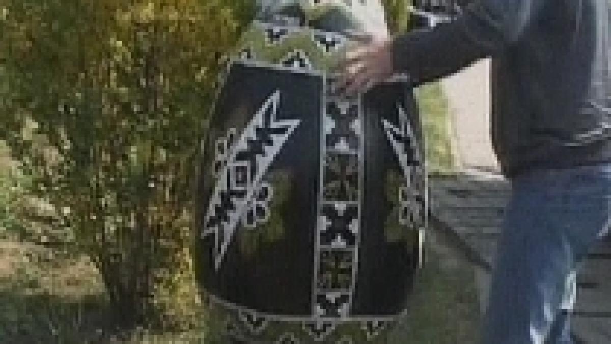 de paste elena udrea le ofera bucurestenilor un ou incondeiat expus in fata guvernului