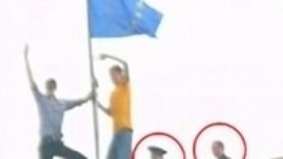 doi moldoveni pretind ca au arborat steagul ue pentru a linisti masele video