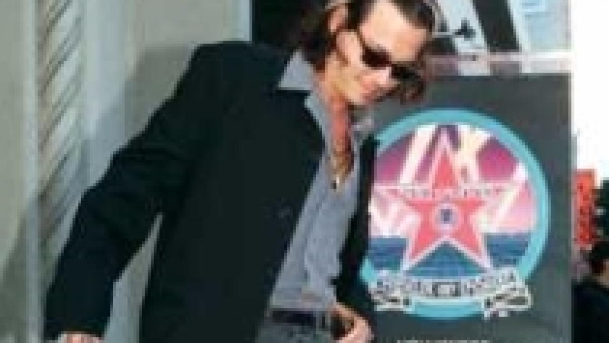 johnny depp locuieste impreuna cu familia pe un iaht de lux