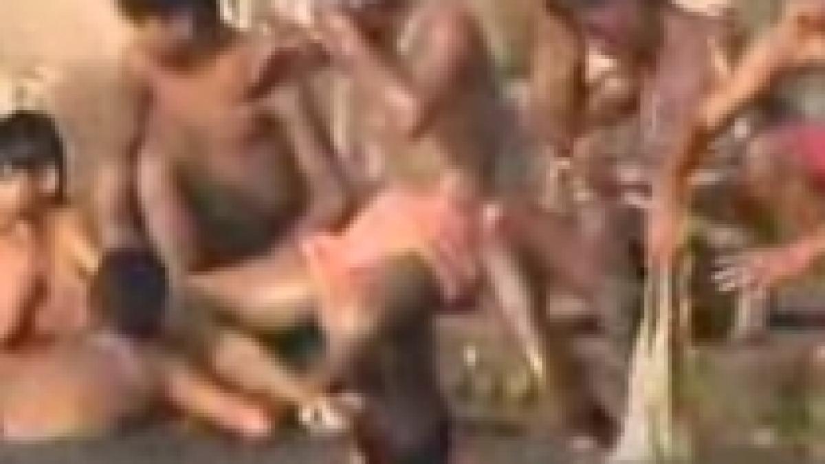 raul sacru al hindusilor inecat in gunoaie indienii se scalda alaturi de hoituri video