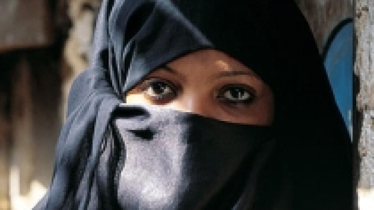 un barbat din azerbaijan a ordonat uciderea fiicei lui pentru ca purta fuste scurte