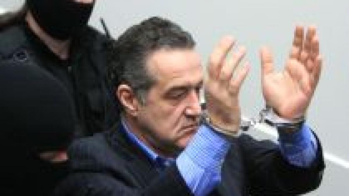 becali din nou cu catuse barabas liber hristos pe cruce foto si video