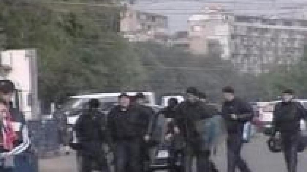 meci si in afara terenului patru dinamovisti retinuti dupa ce au atacat cativa suporteri rapidisti