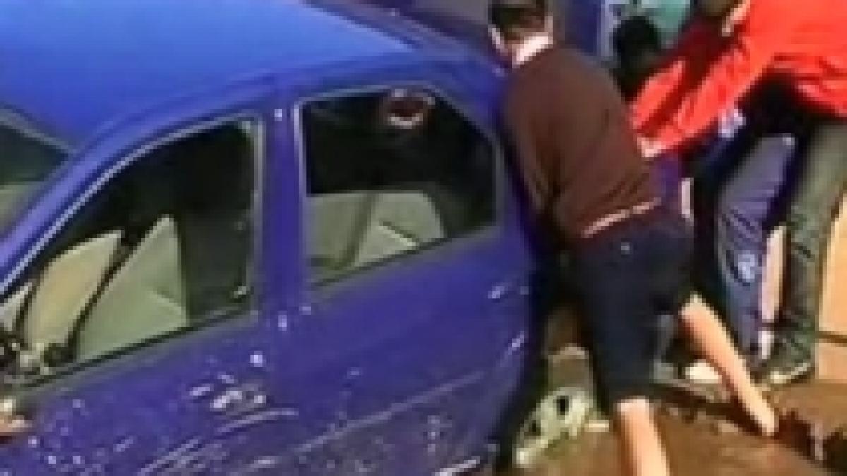 masina unui deputat doljean inghitita de noroi video