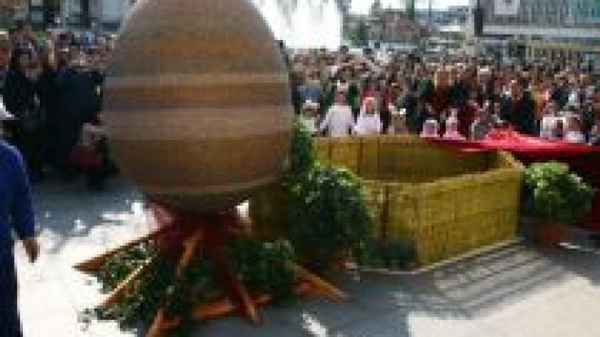 un ou gigant impodobit cu 3 milioane de margele expus in centrul pitestiului