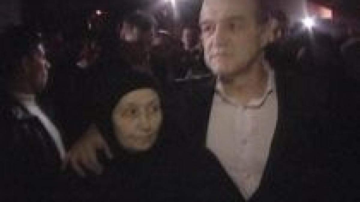 becali la biserica precum un super star omul de afaceri a luat lumina cu mama si fiicele sale video