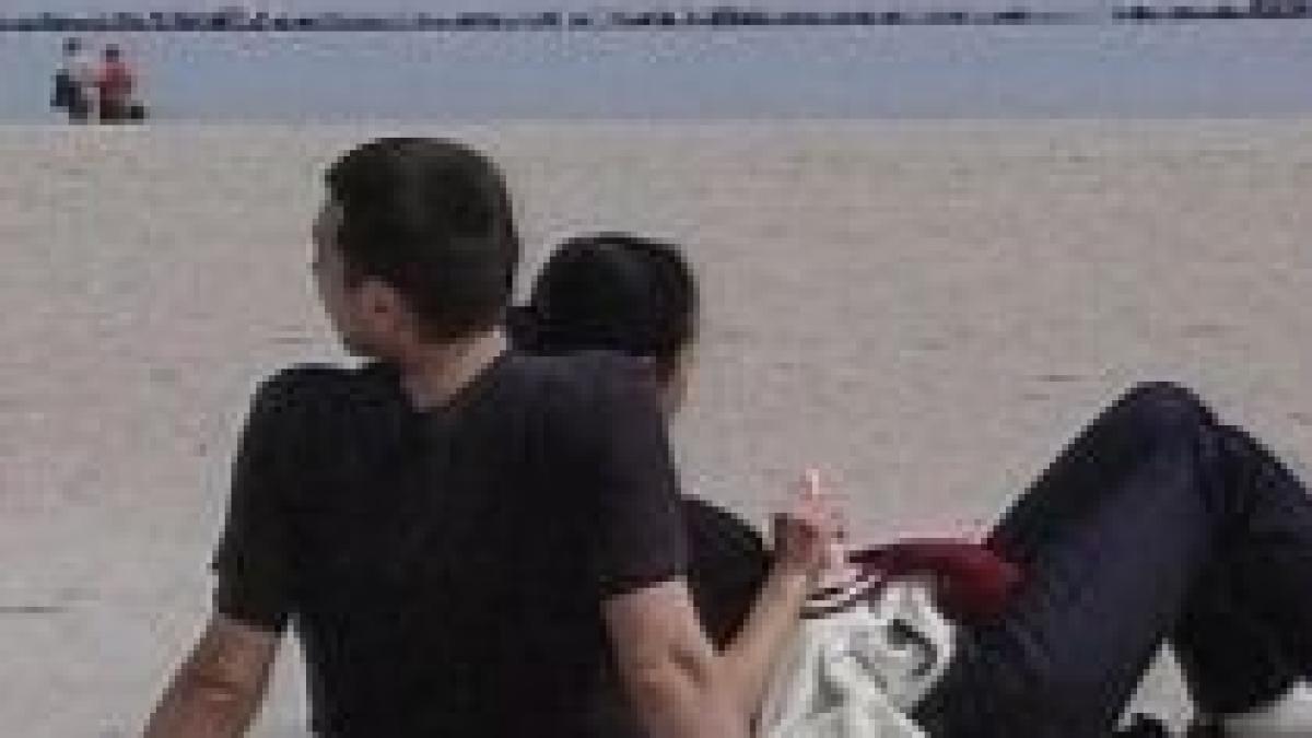 pe plaja de paste turistii s au bucurat de soare pe litoral video