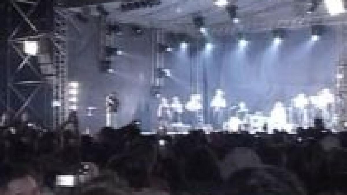 peste 10 000 de oameni l au ascultat pe bregovic la mamaia printre ei geoana si basescu video