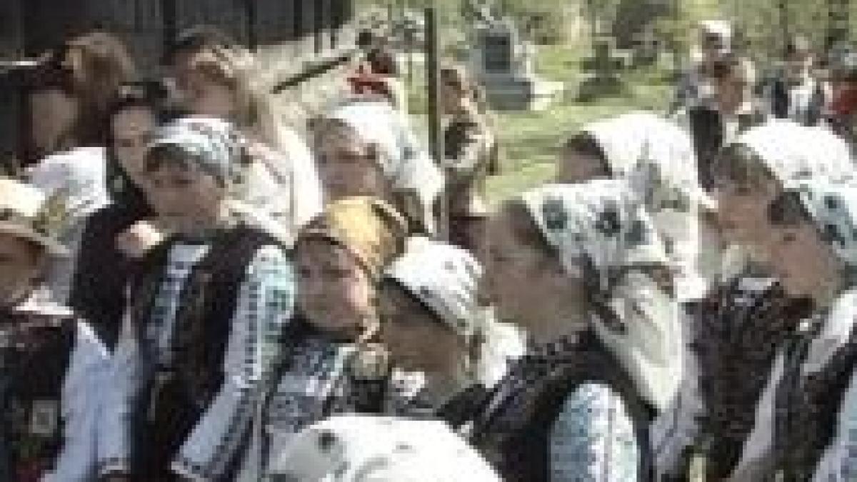 traditii in a doua zi de paste maramuresenii sarbatoresc udatoriul video