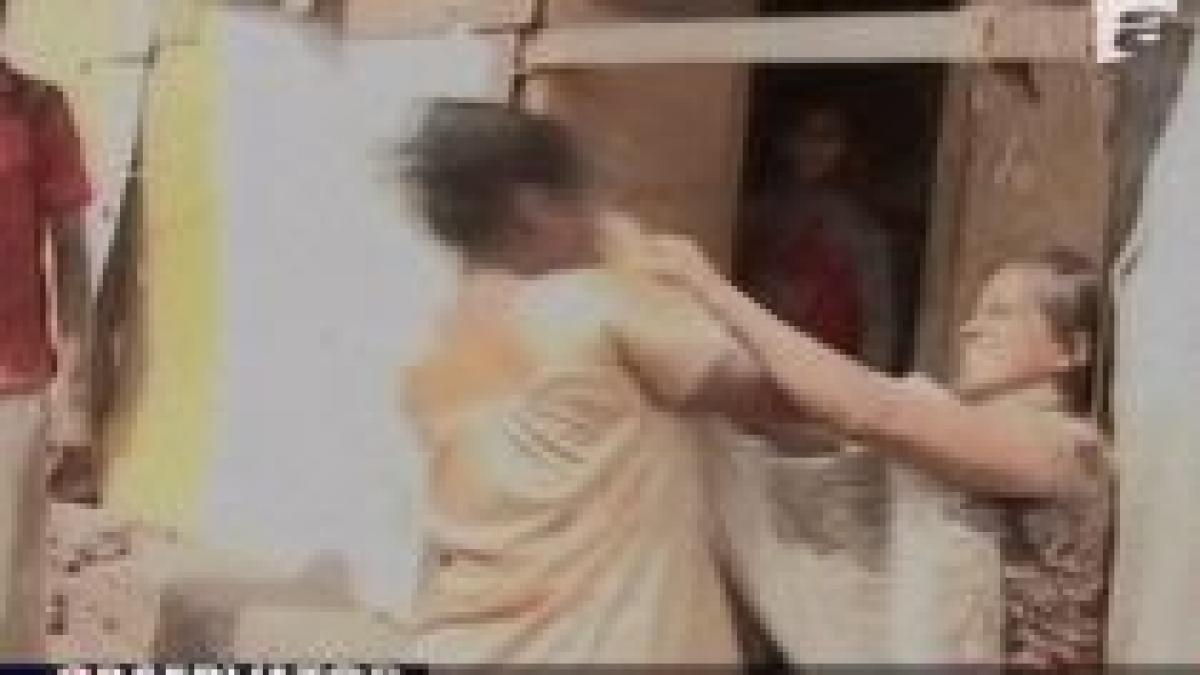 milionari de mahala mama fetitei din slumdog millionaire s a luat la bataie cu mama vitrega video