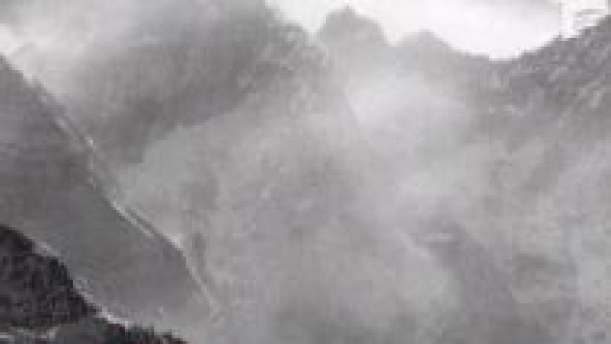 paste la 6 000 de metri pentru alpinistul roman care escaladeaza everestul fara oxigen suplimentar