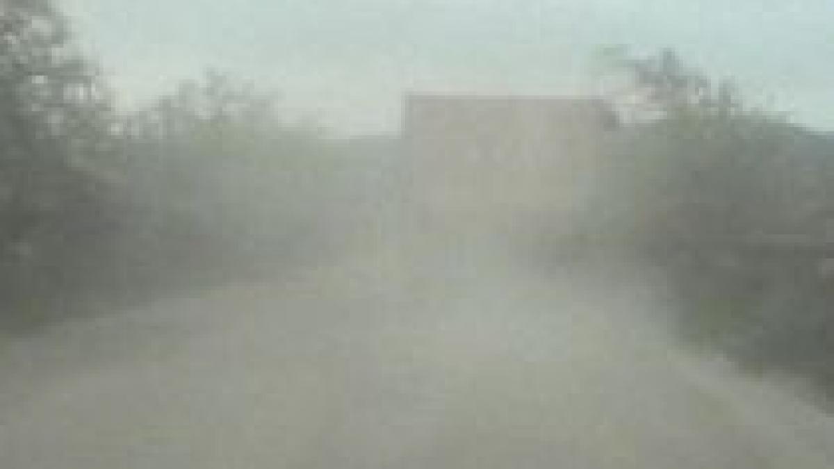 caras severin oras intreg acoperit de un nor de praf ridicat de la iazul de decantare