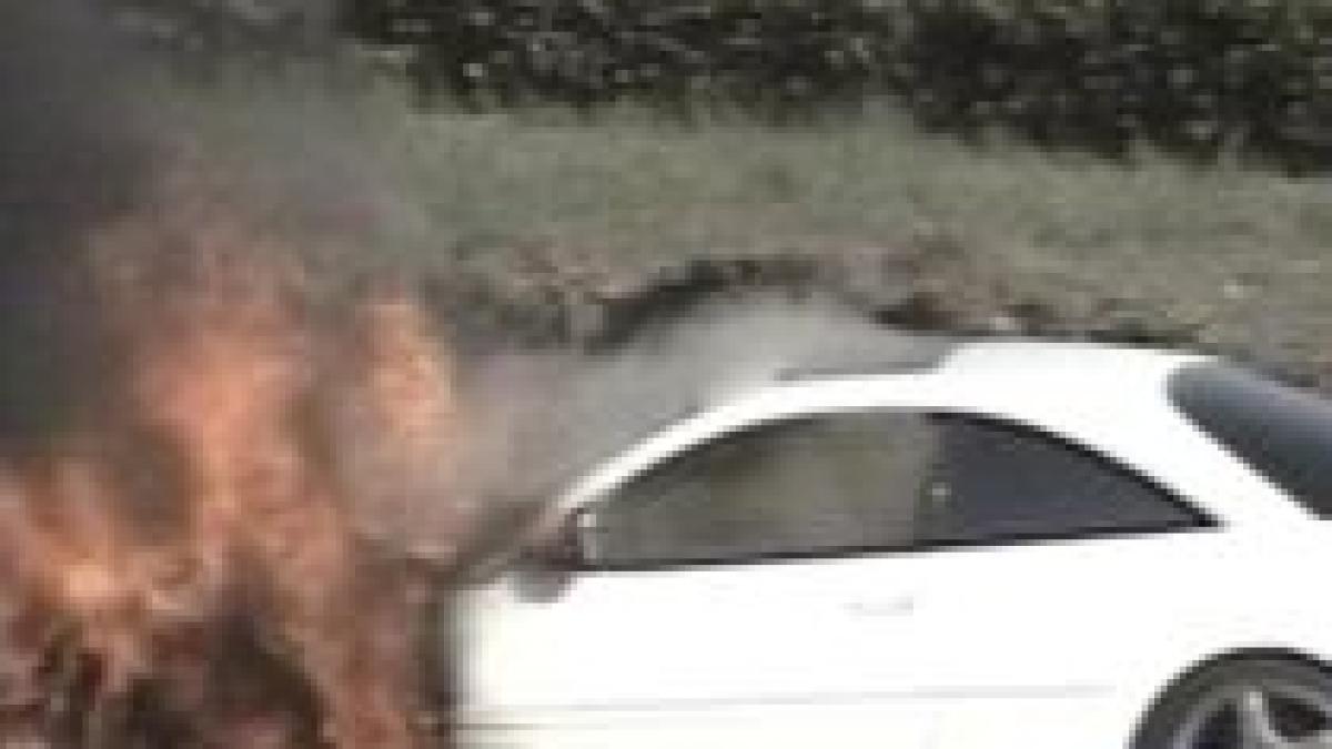 constanta un mercedes a luat foc in mers in cea mai aglomerata intersectie video