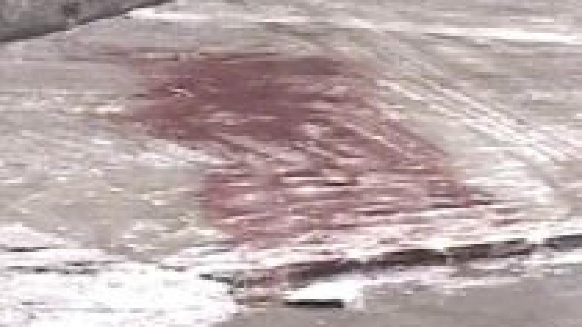 atac in stil mafiot la galati doua persoane ranite in plina strada video