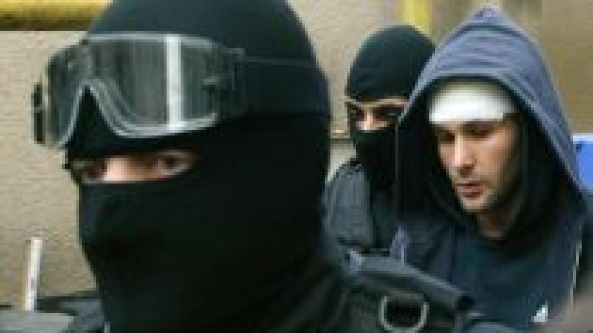 scandalul de la mall politistii care il tineau pe preda in timp ce era lovit au fost identificati