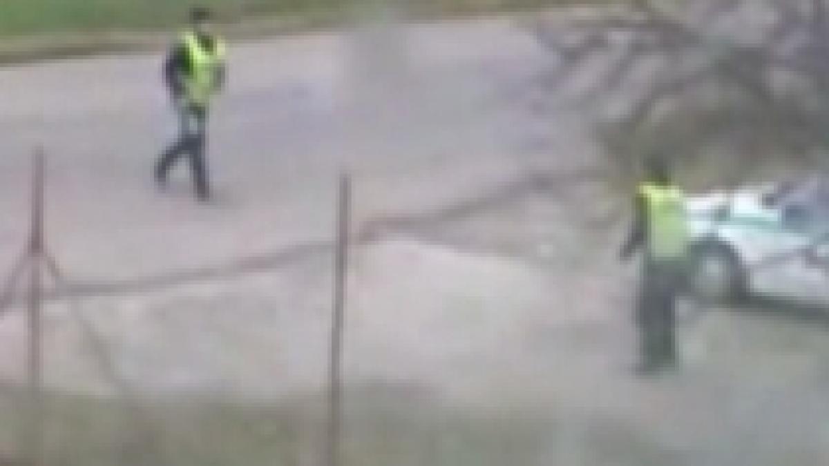 cum se distreaza oamenii legii in timpul serviciului video