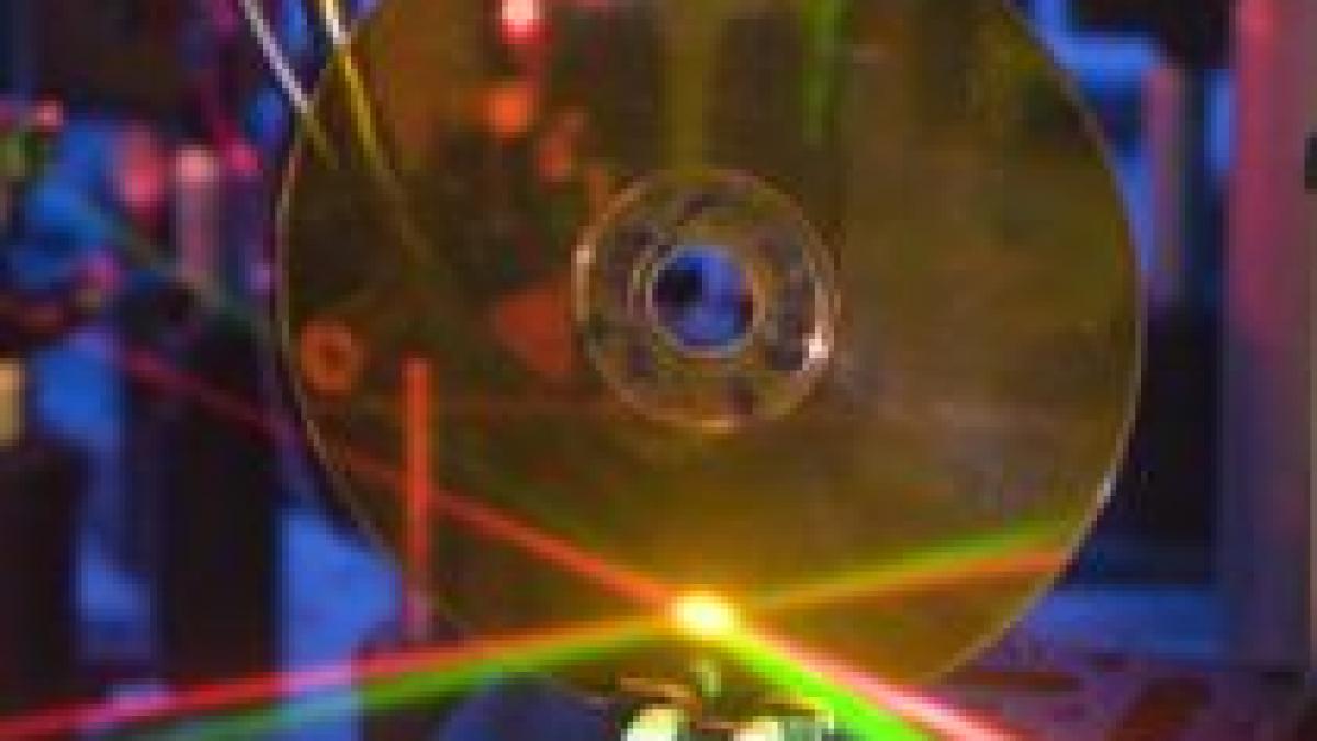 tehnologie revolutionara continutul a o suta de dvd uri stocat pe un singur disc