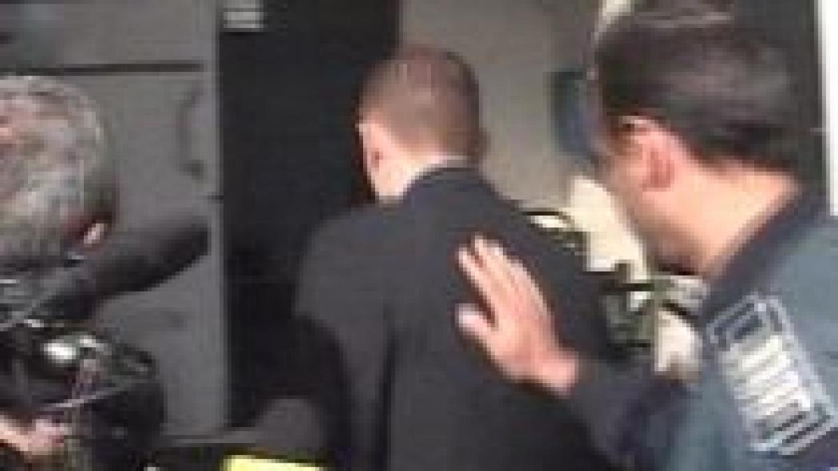 arbitrul aurelian bogaciu retinut 24 de ore in drum spre arest si a sarutat sotia insarcinata video