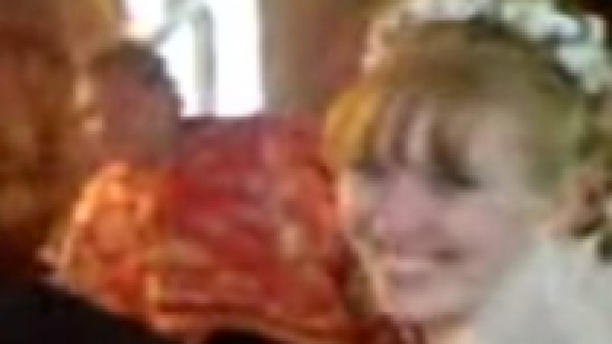 preot beat pulbere filmat in timpul unei slujbe de cununie video