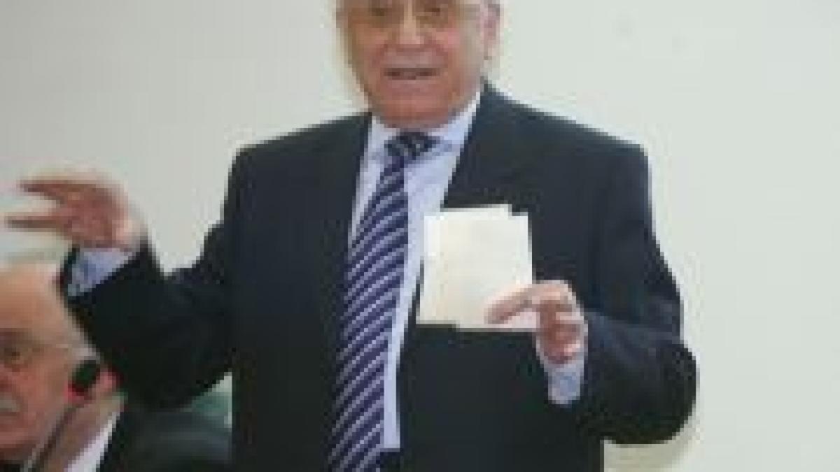 ion iliescu basescu a inceput sa lanseze torpile la adresa guvernului pentru ca e in campanie