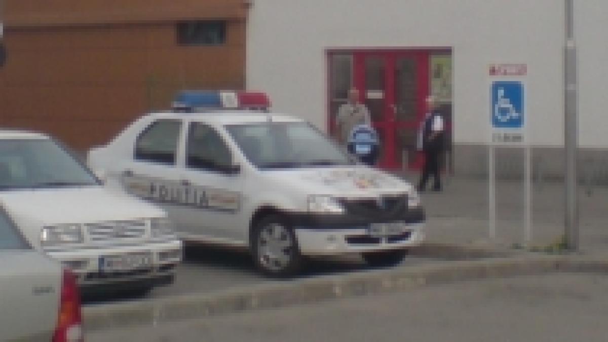 masina a politiei pe locurile speciale pentru handicapati foto