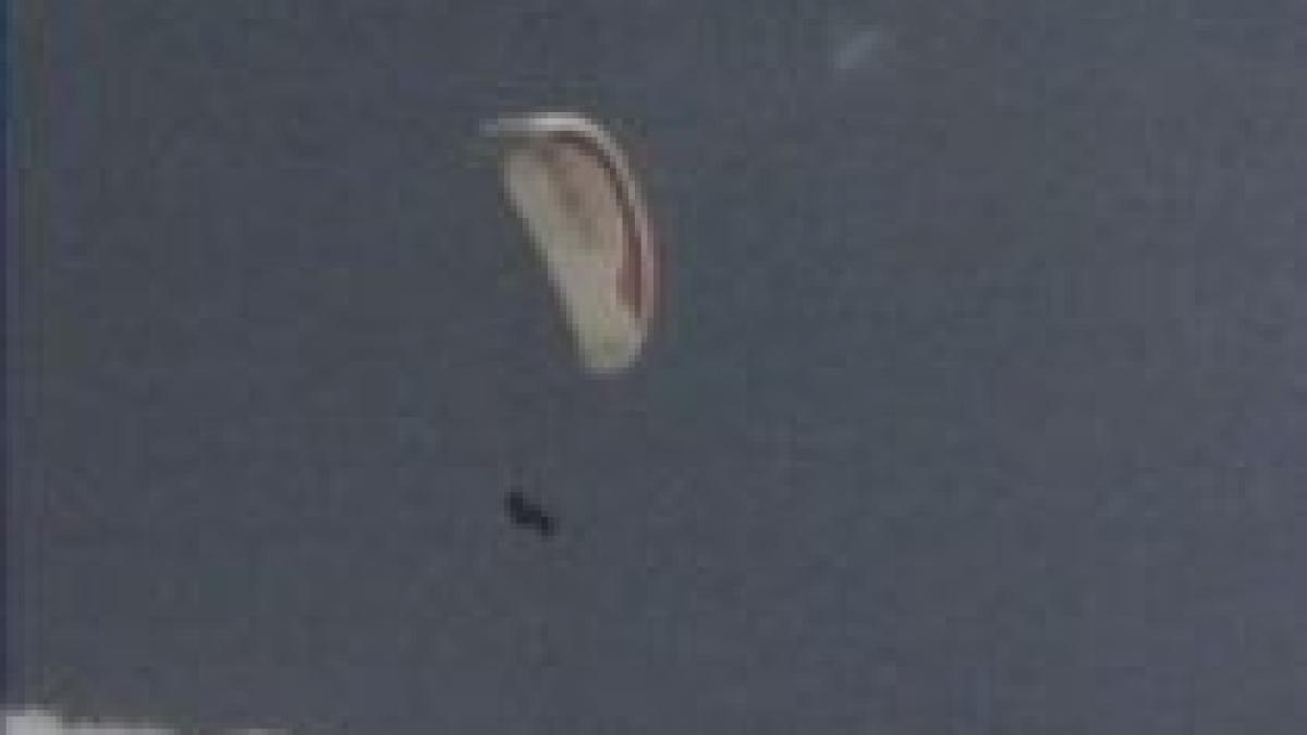 un parapantist a cazut de la 30 de metri in curtea castelului peles din sinaia video