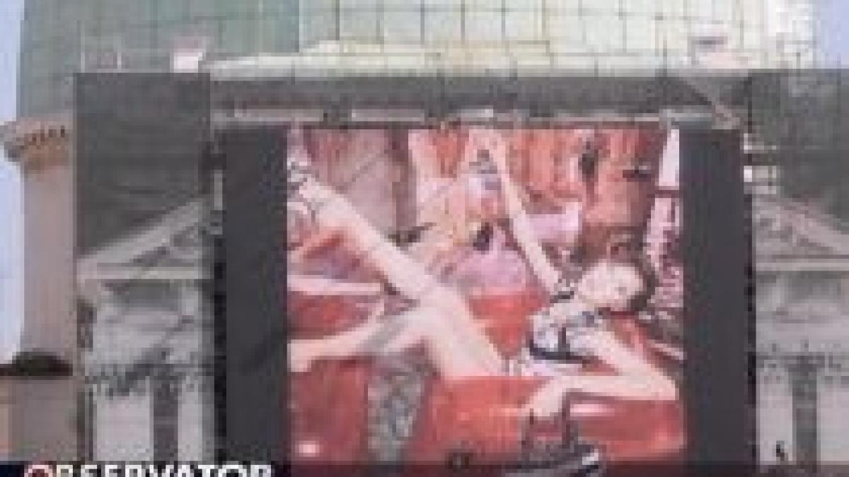 un afis publicitar de pe o biserica cu o femeie imbracata sumar provoaca polemici la venetia