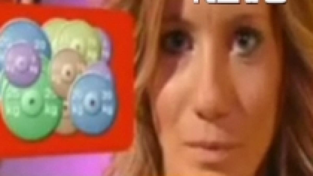 o prezentatoare lesina in fata camerelor de filmat video