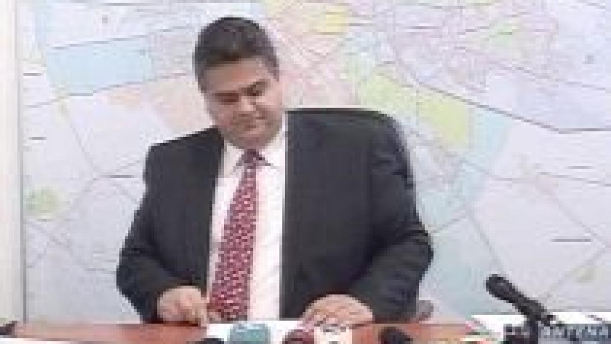 Scandal la Capitală. Consilierul Adrian Thiess ameninţă cu demisia dacă nu pleacă Alina Roman