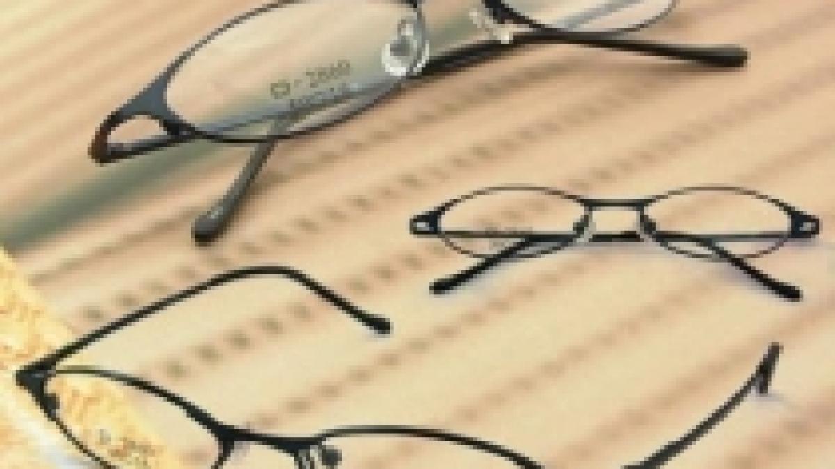 brasov sute de pensionari s au calcat in picioare pentru o pereche gratuita de ochelari