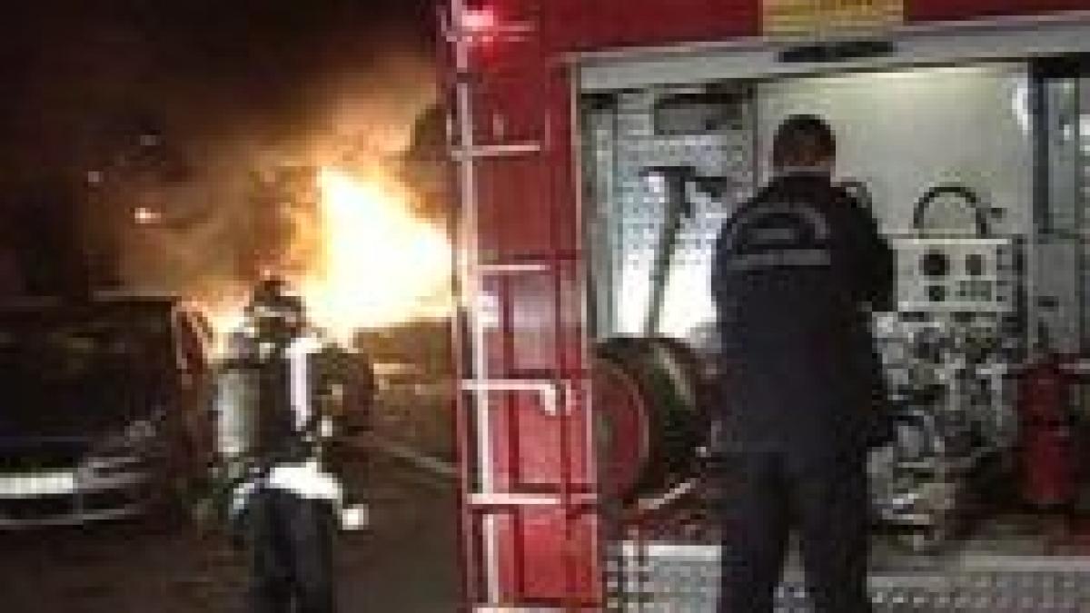 doua masini cuprinse de flacari in cartierul bucurestean rahova video