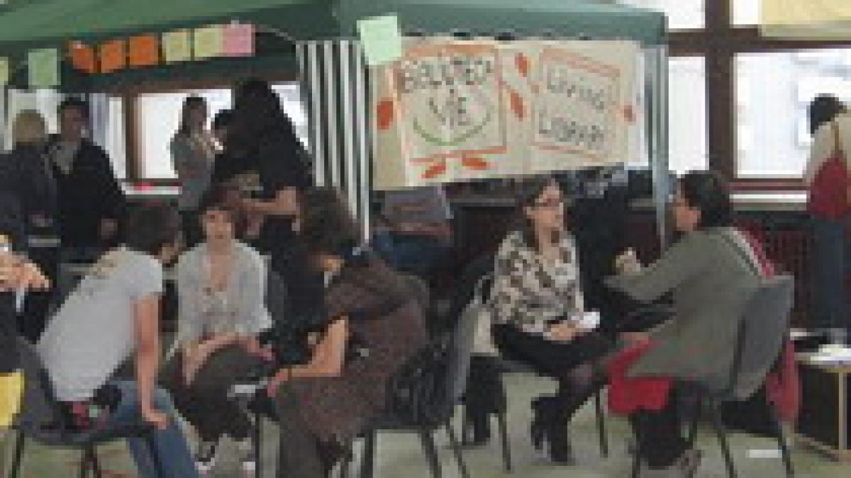 Mitul funcţionarului public, hârţogar şi arogant, demontat în cadrul unui proiect de carte vie